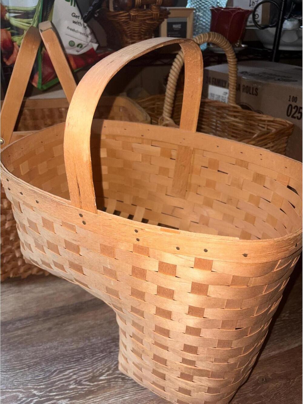 Woven splint wood market basket with a stationary handle.Vintage.